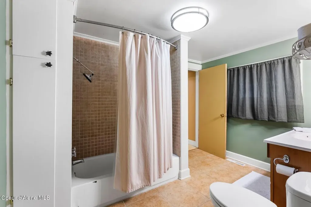 525 Bay Drive Sagle ID 83860