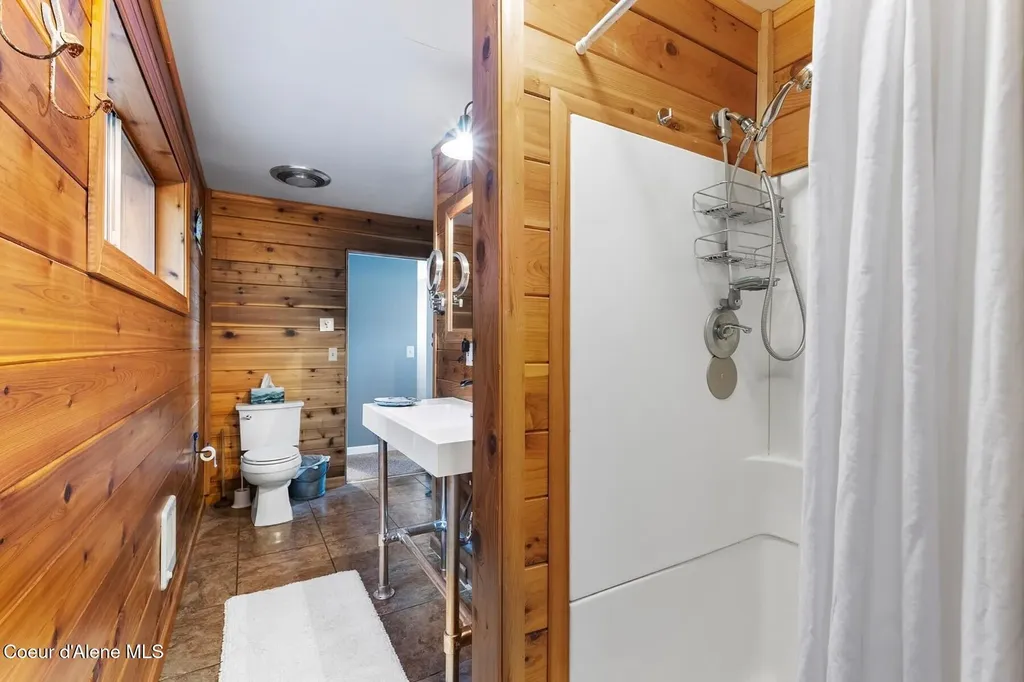 525 Bay Drive Sagle ID 83860