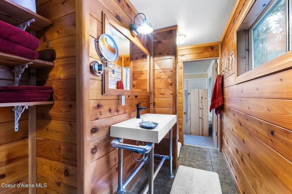 525 Bay Drive Sagle ID 83860