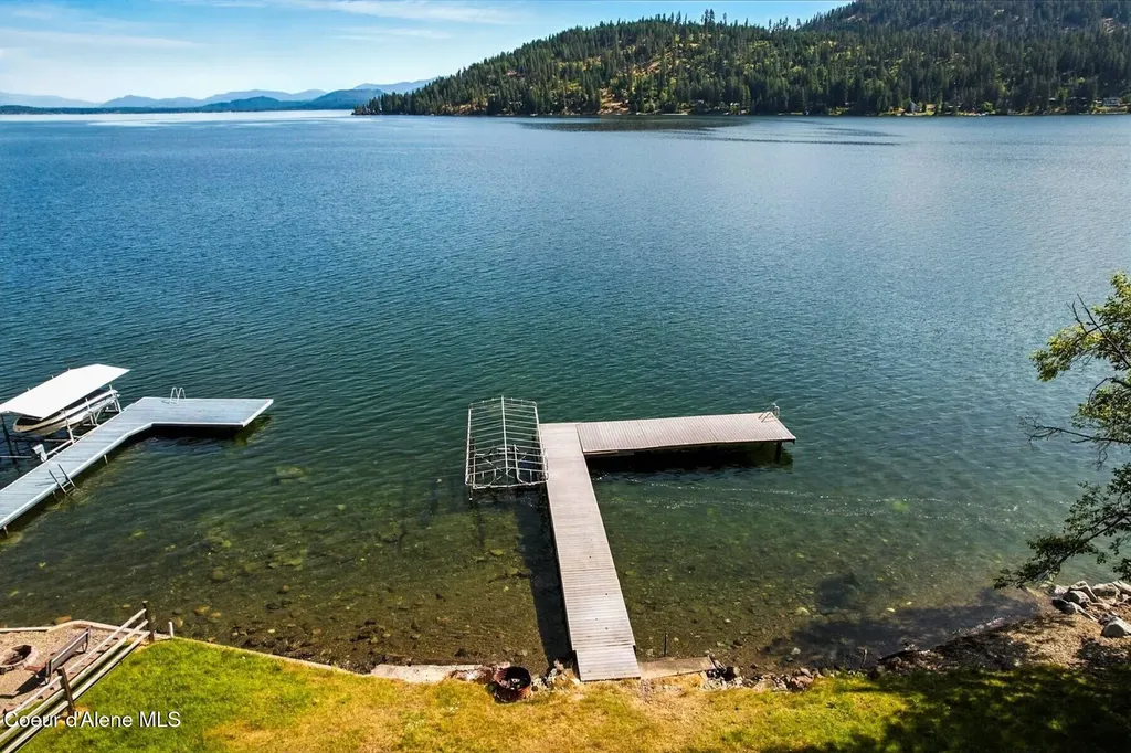 525 Bay Drive Sagle ID 83860