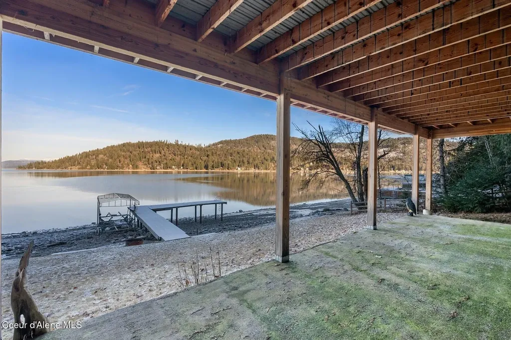 525 Bay Drive Sagle ID 83860