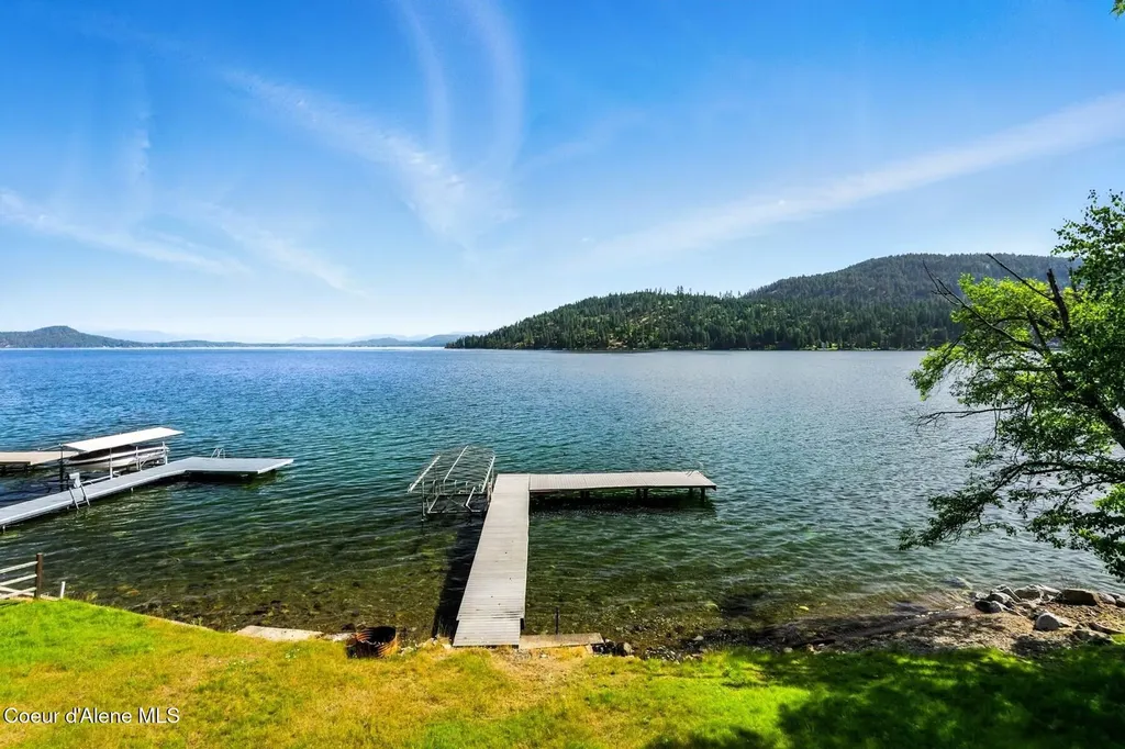 525 Bay Drive Sagle ID 83860