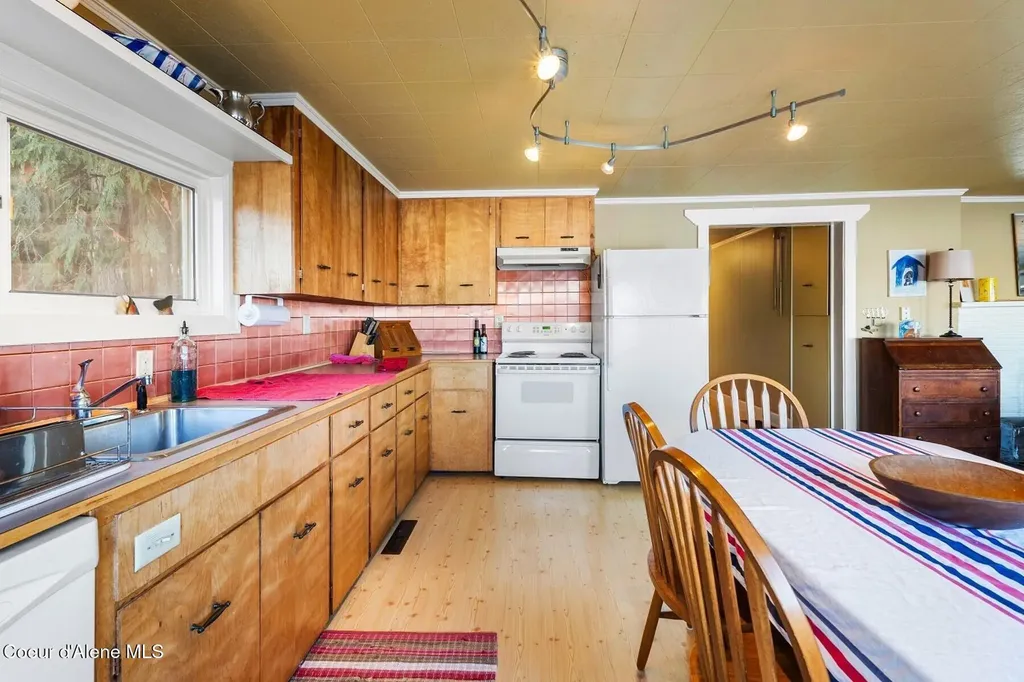 525 Bay Drive Sagle ID 83860