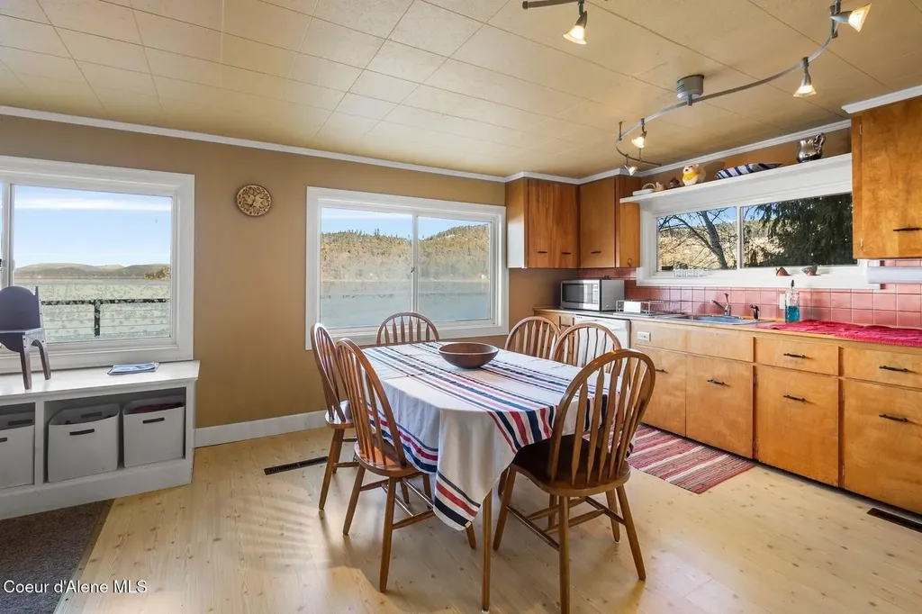 525 Bay Drive Sagle ID 83860