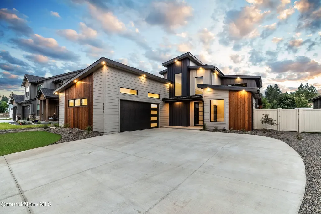 1431 E Ezra Avenue Hayden ID 83835