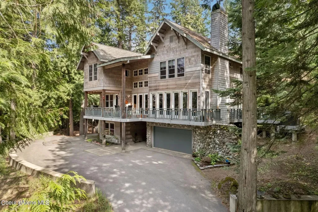 3996 Lakeshore Drive Sagle ID 83860