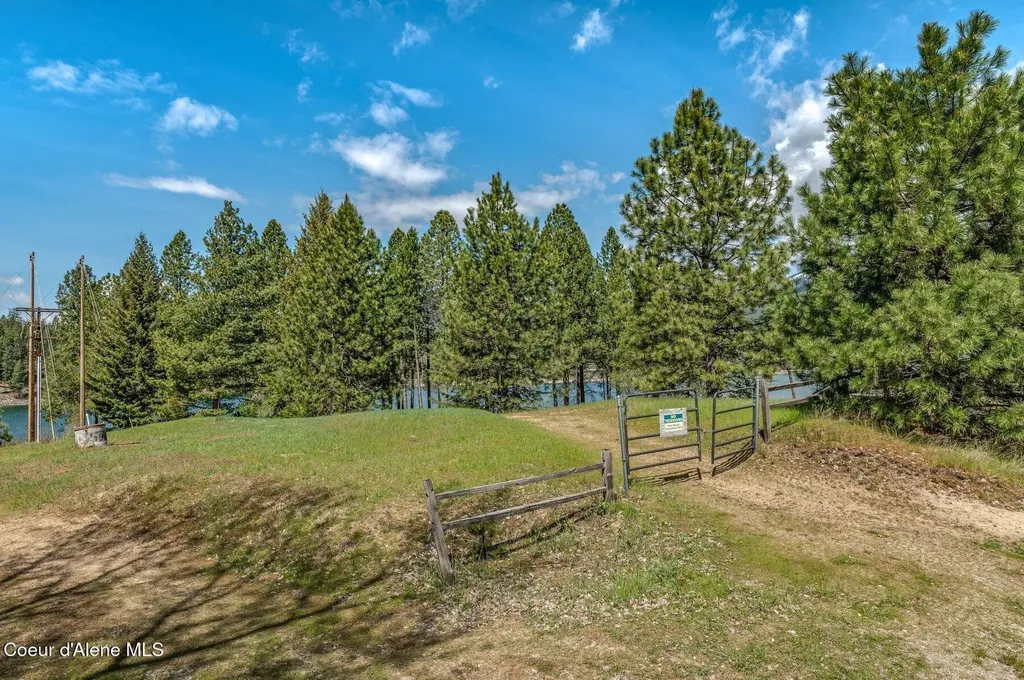 501 Swan Shores Drive Sagle ID 83860