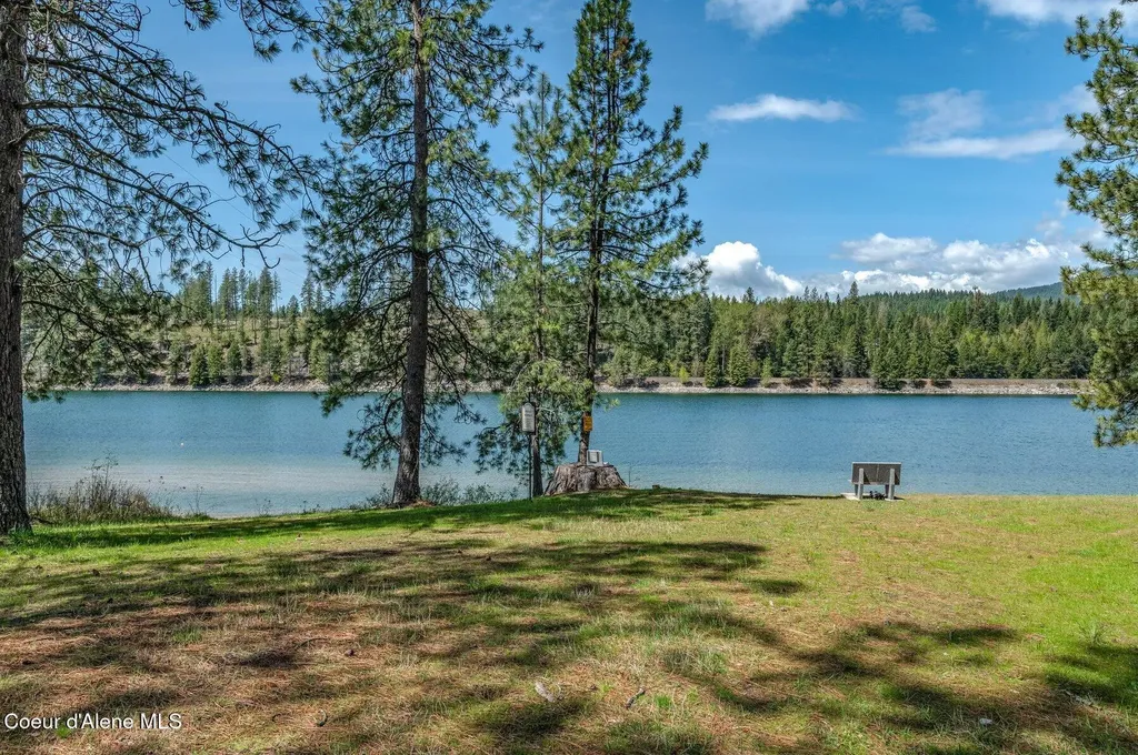501 Swan Shores Drive Sagle ID 83860