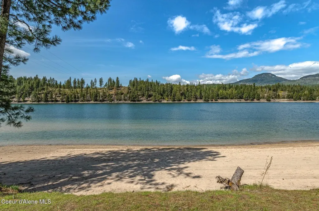501 Swan Shores Drive Sagle ID 83860