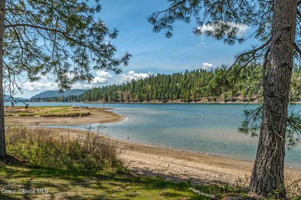 501 Swan Shores Drive Sagle ID 83860