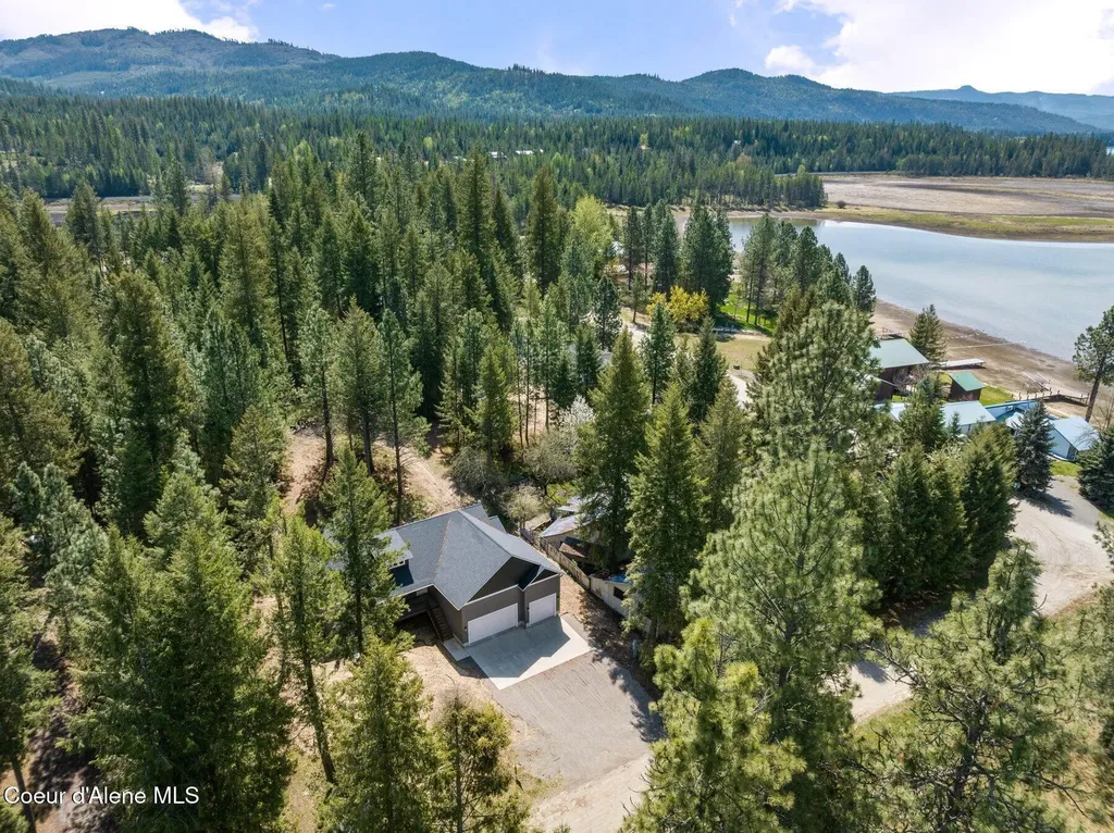501 Swan Shores Drive Sagle ID 83860