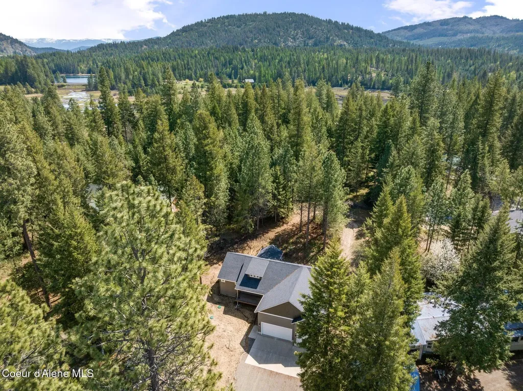 501 Swan Shores Drive Sagle ID 83860