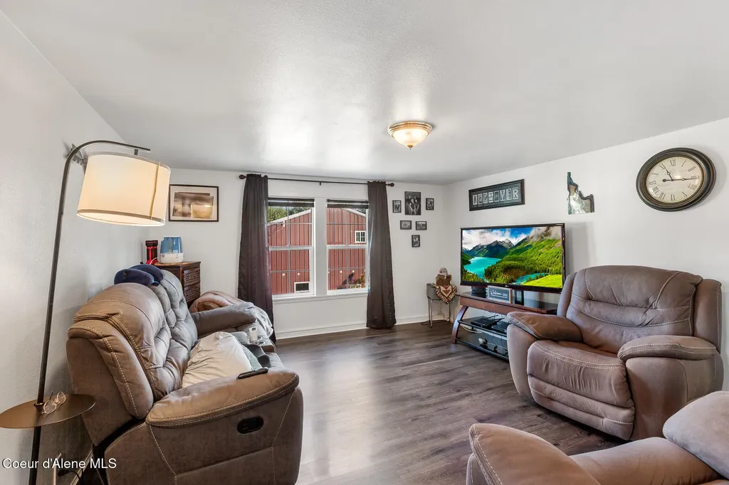 207 S Division Street Pinehurst ID 83850