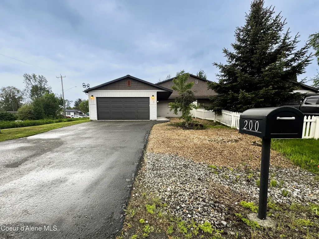 200 Brittany Loop Kootenai ID 83840