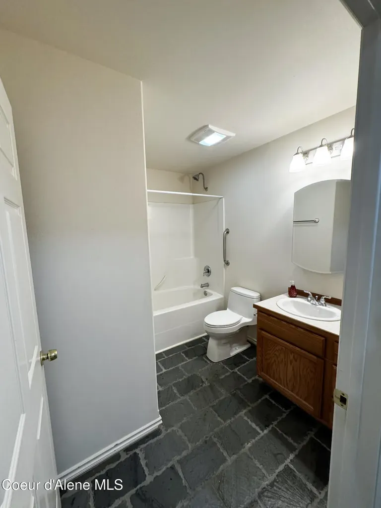 200 Brittany Loop Kootenai ID 83840