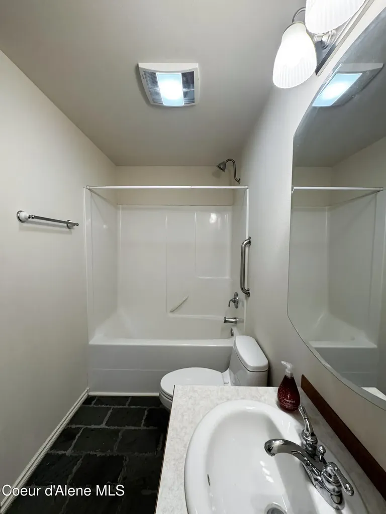 200 Brittany Loop Kootenai ID 83840