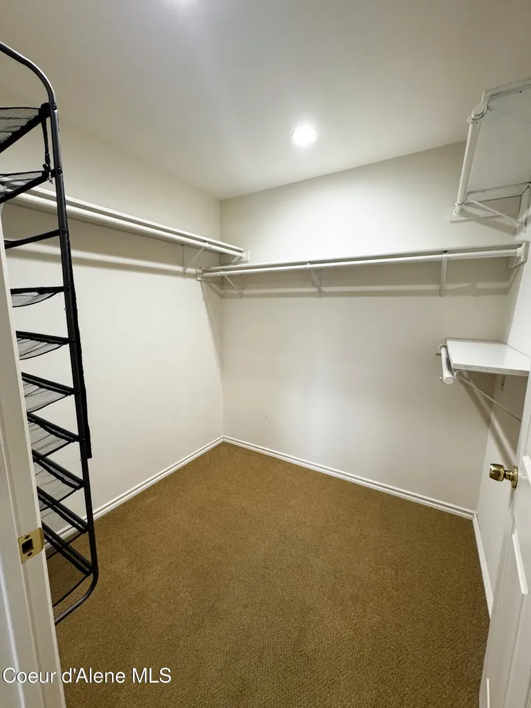 200 Brittany Loop Kootenai ID 83840