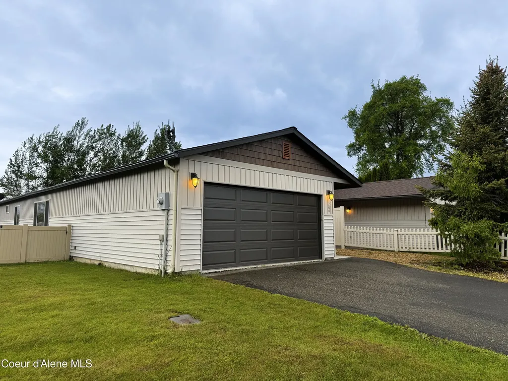 200 Brittany Loop Kootenai ID 83840
