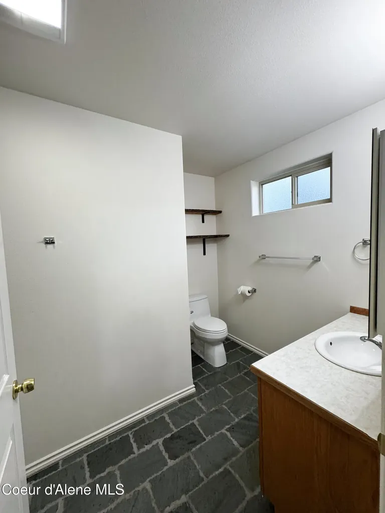 200 Brittany Loop Kootenai ID 83840
