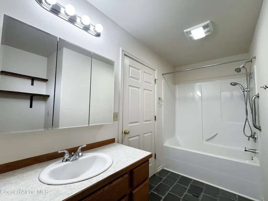 200 Brittany Loop Kootenai ID 83840