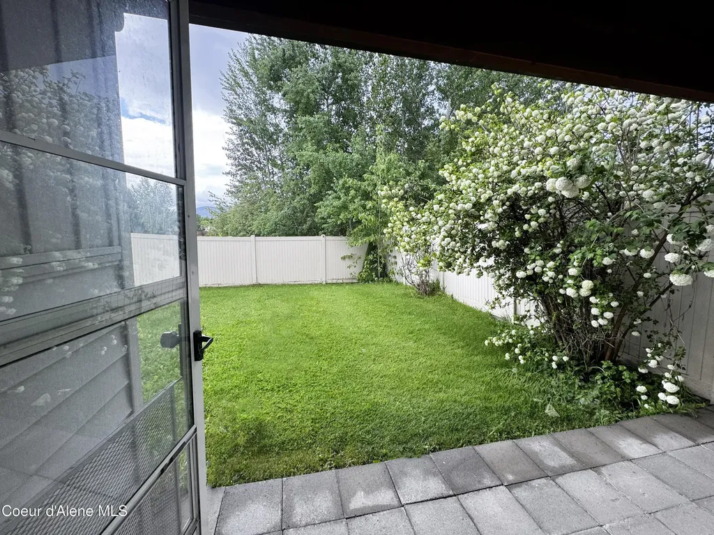 200 Brittany Loop Kootenai ID 83840