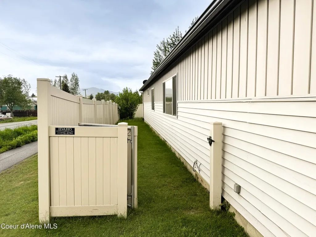 200 Brittany Loop Kootenai ID 83840