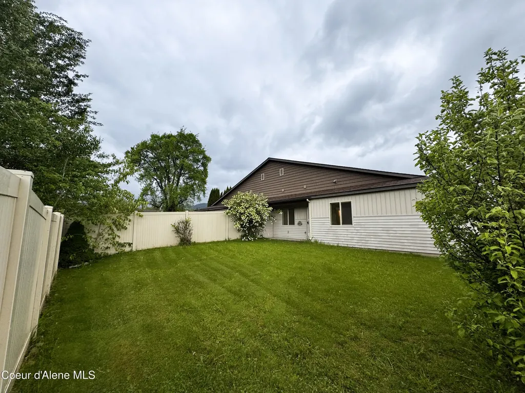 200 Brittany Loop Kootenai ID 83840