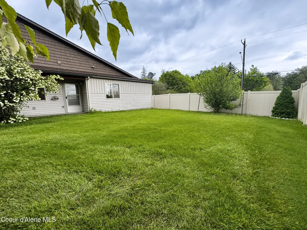 200 Brittany Loop Kootenai ID 83840