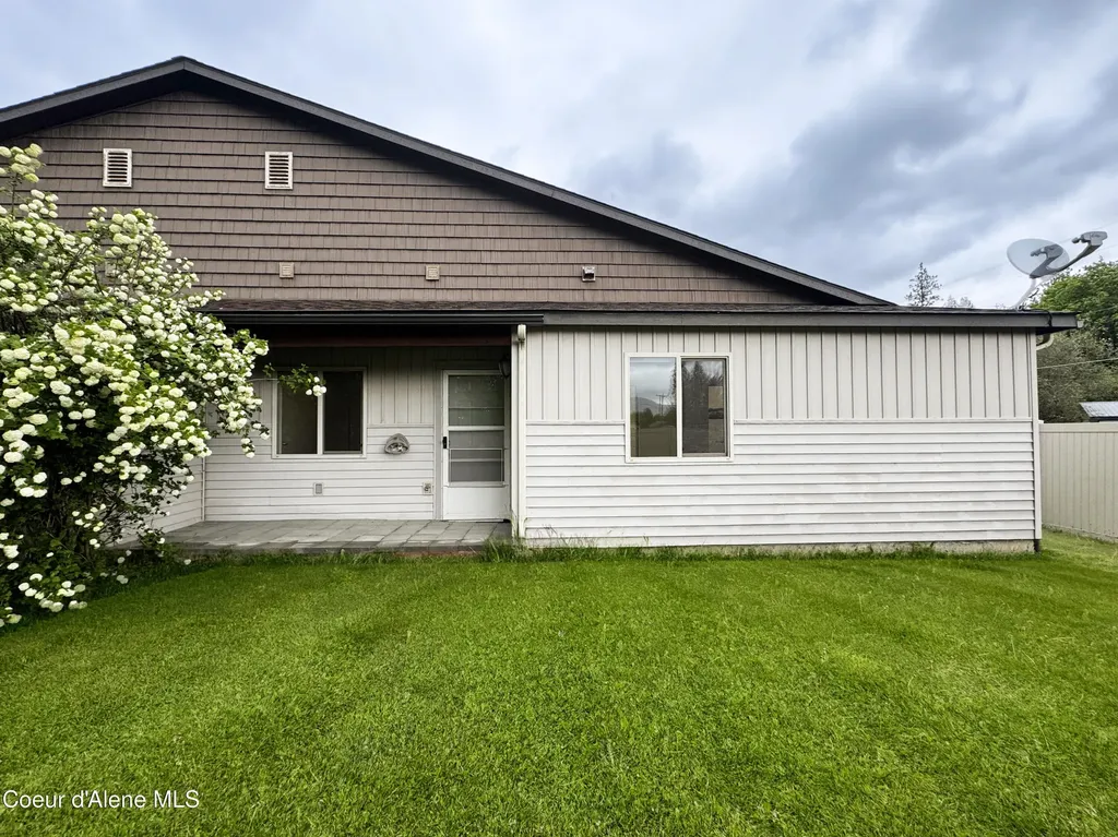 200 Brittany Loop Kootenai ID 83840