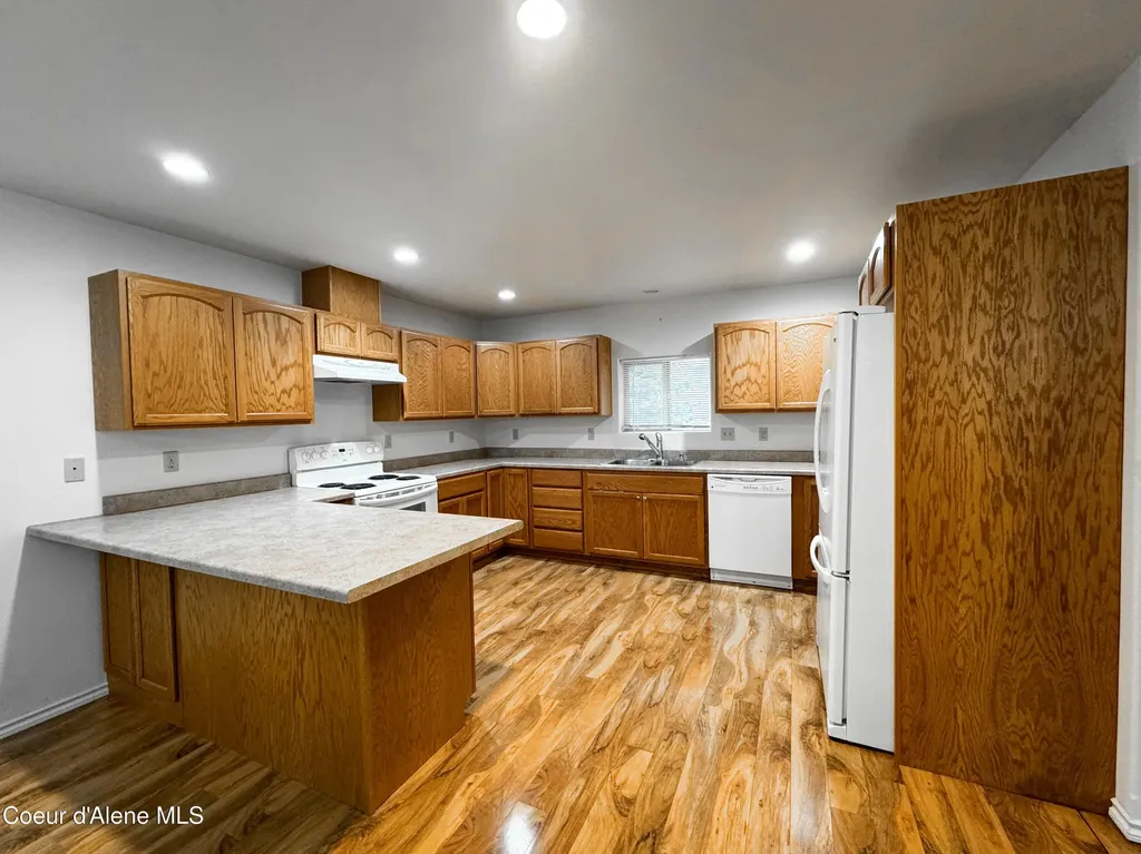 200 Brittany Loop Kootenai ID 83840