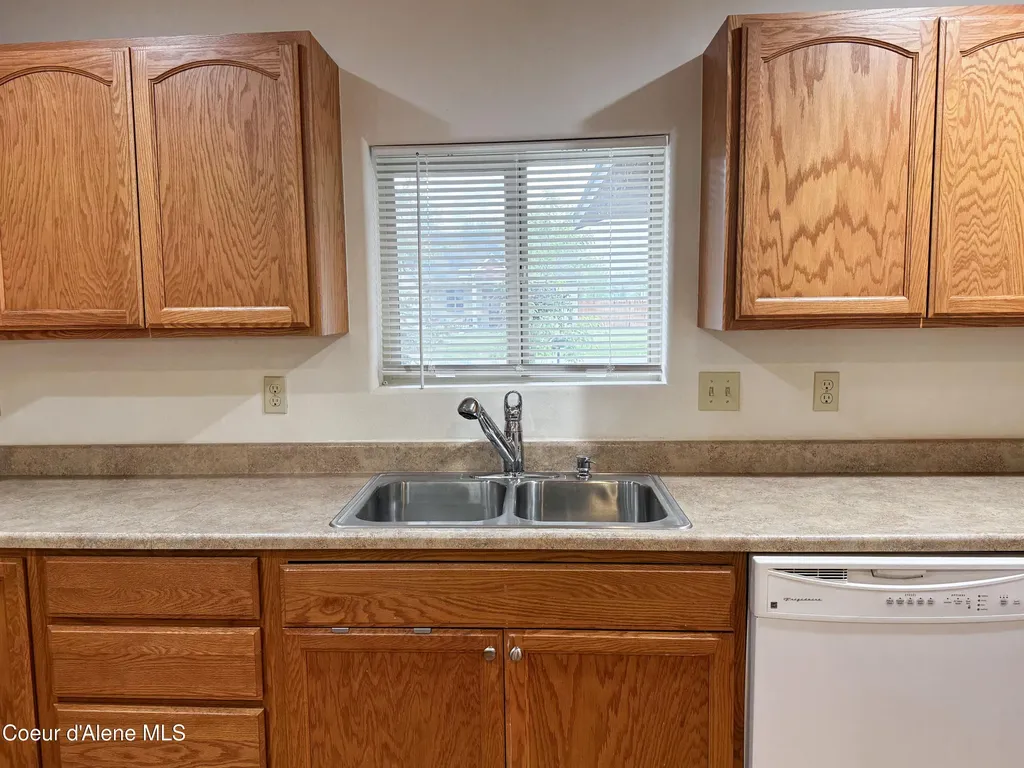 200 Brittany Loop Kootenai ID 83840