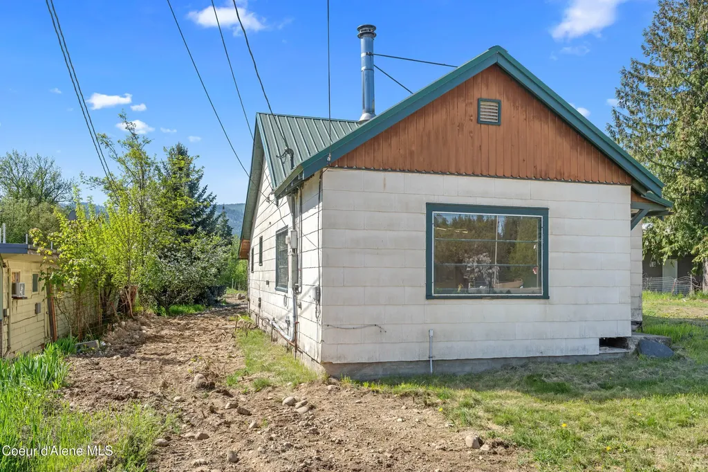 5518 Us-2 Priest River ID 83856