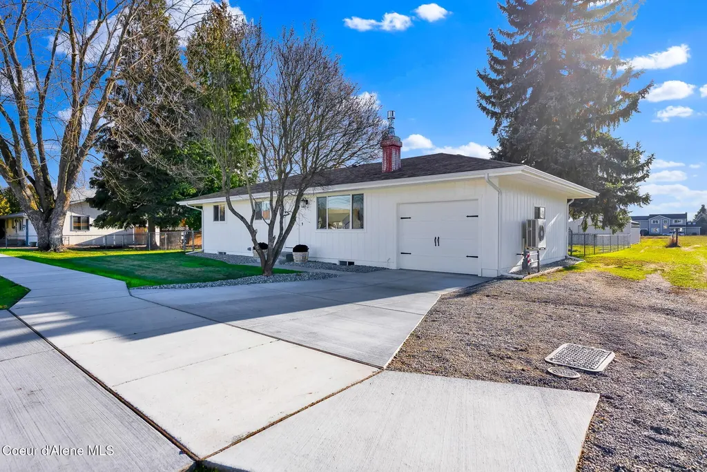 1810 W Honeysuckle Avenue Hayden ID 83835