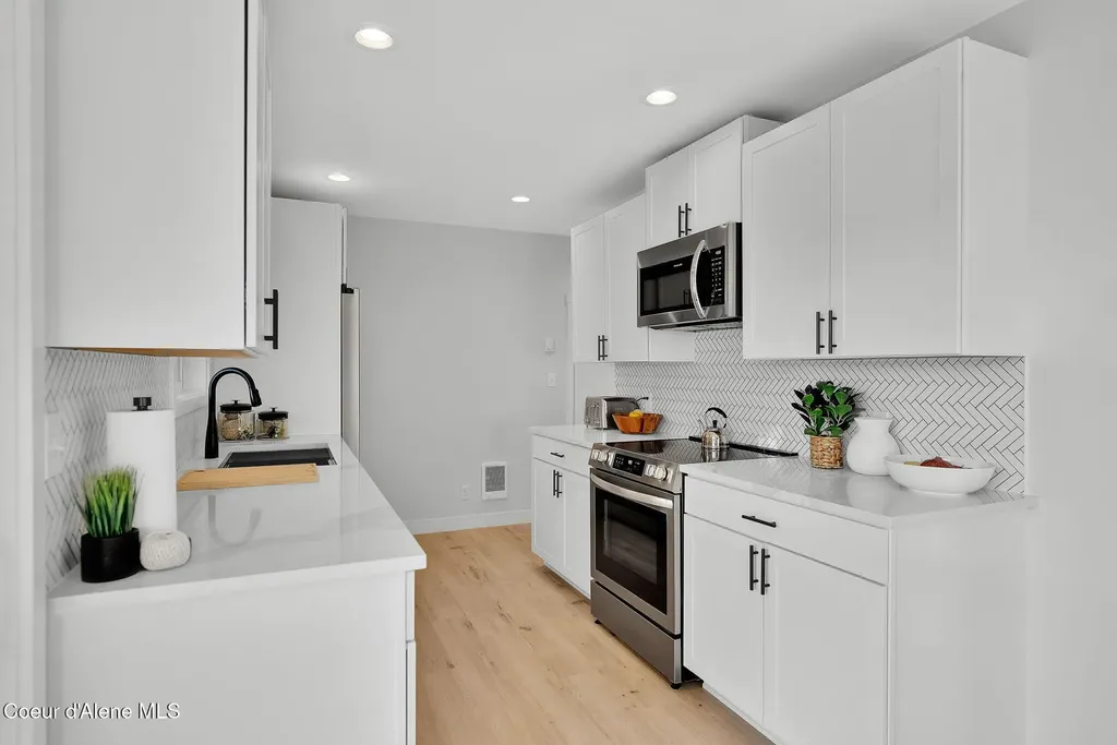 1810 W Honeysuckle Avenue Hayden ID 83835