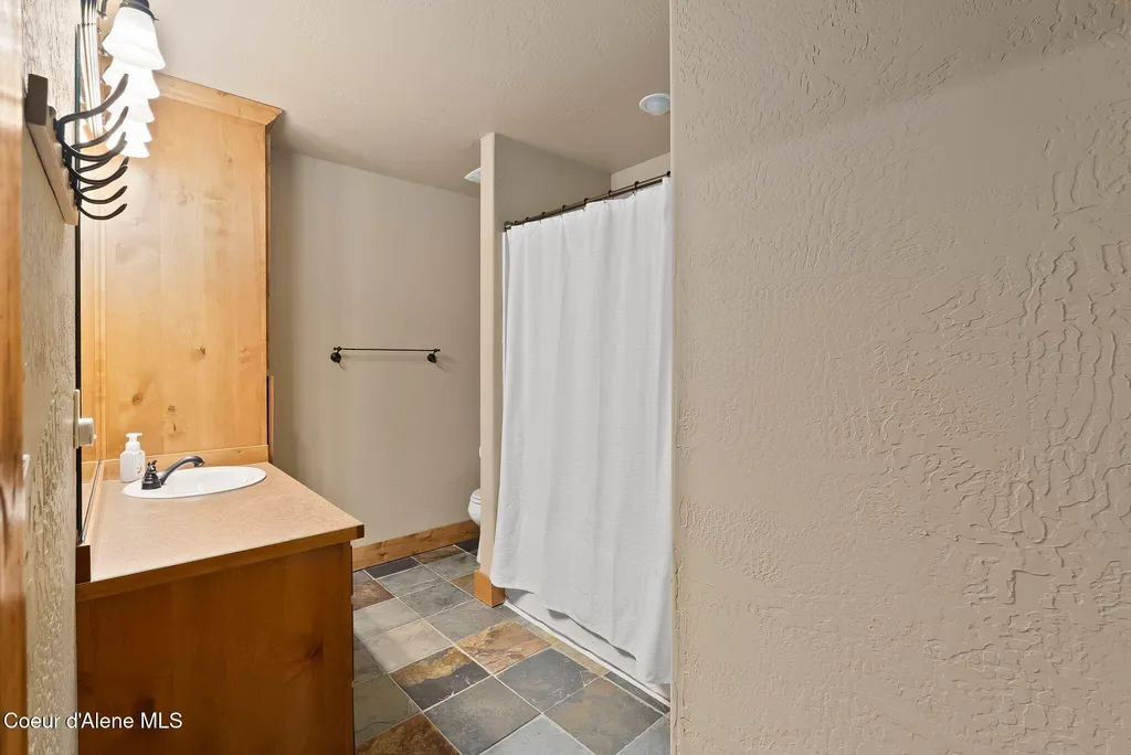 80 Whiplash Circle Sandpoint ID 83864