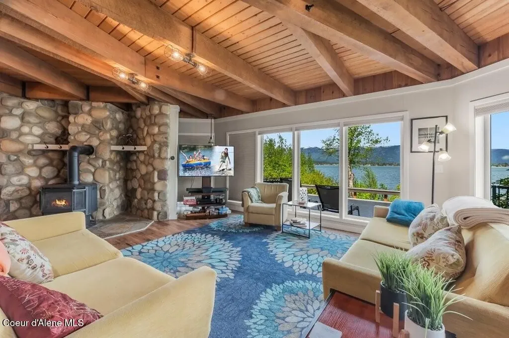 423/431 Lakeshore Drive Sagle ID 83860