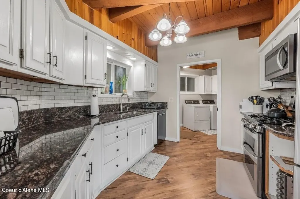 423/431 Lakeshore Drive Sagle ID 83860