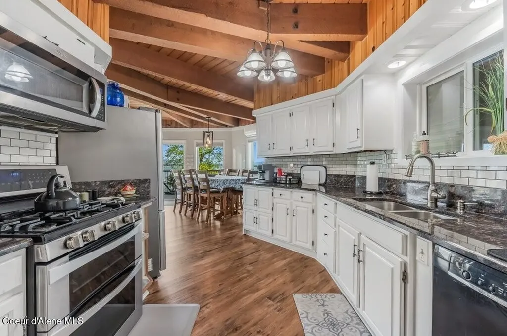 423/431 Lakeshore Drive Sagle ID 83860