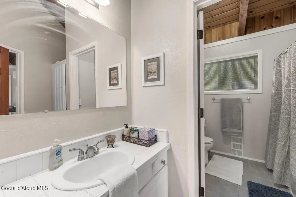 423/431 Lakeshore Drive Sagle ID 83860