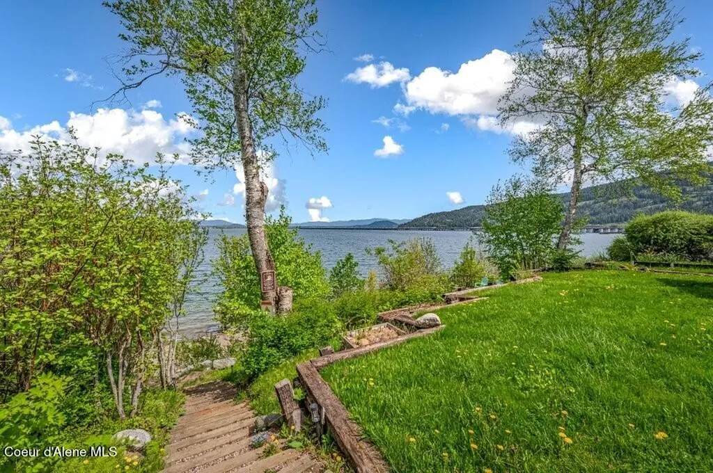 423/431 Lakeshore Drive Sagle ID 83860