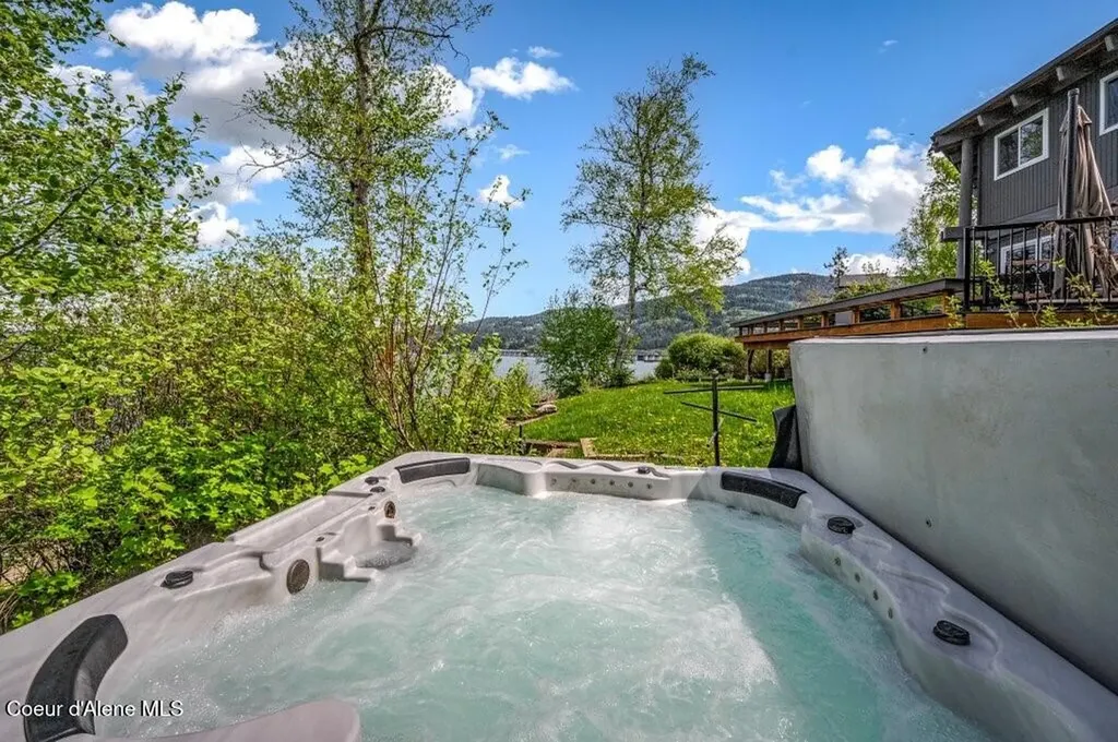423/431 Lakeshore Drive Sagle ID 83860