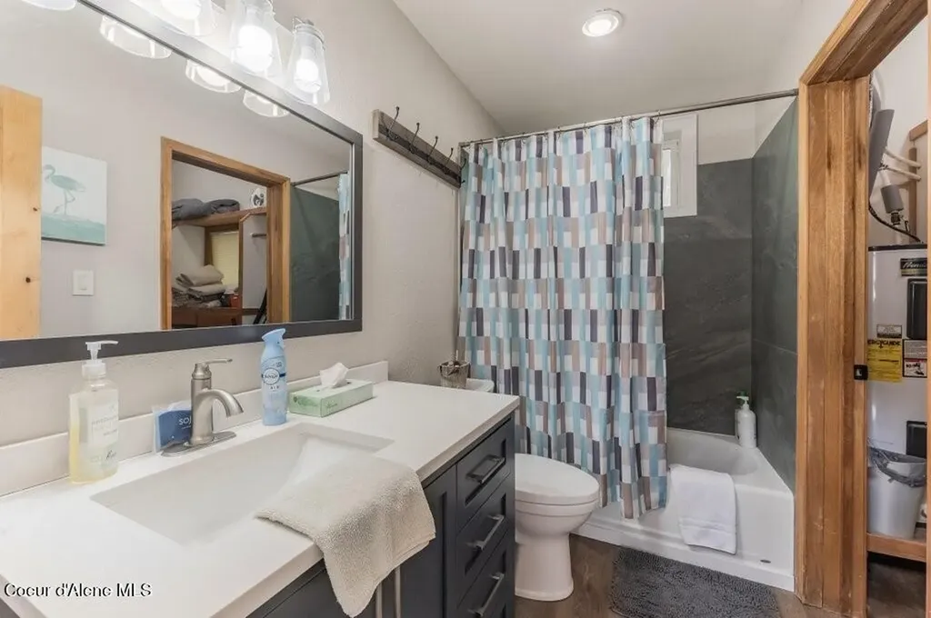 423/431 Lakeshore Drive Sagle ID 83860