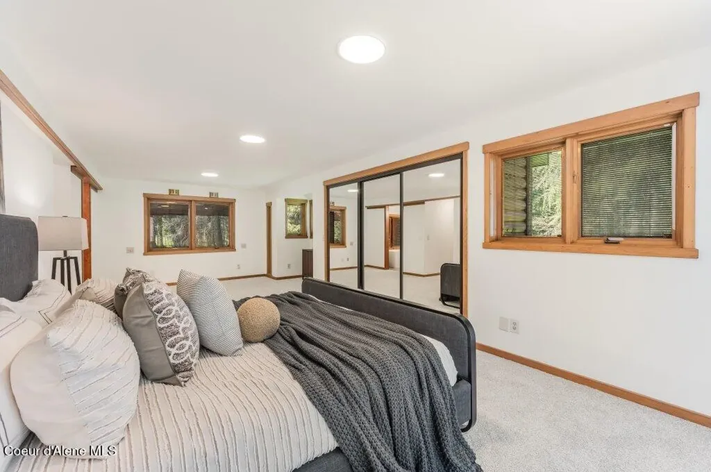 8473 E Apache Trail Athol ID 83801