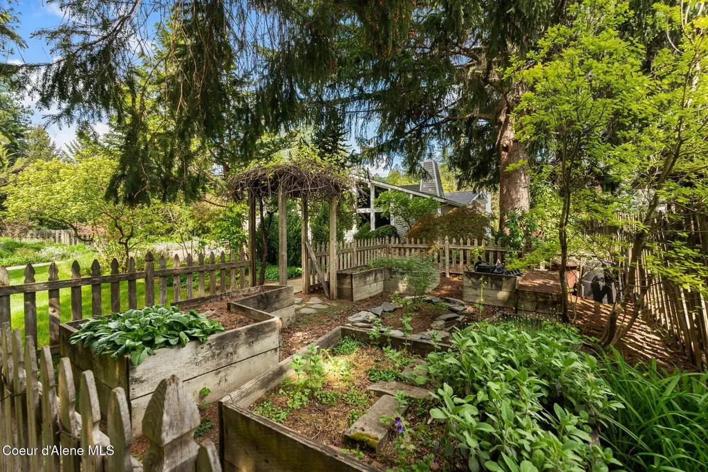 207 Birch Banks Road Sagle ID 83860