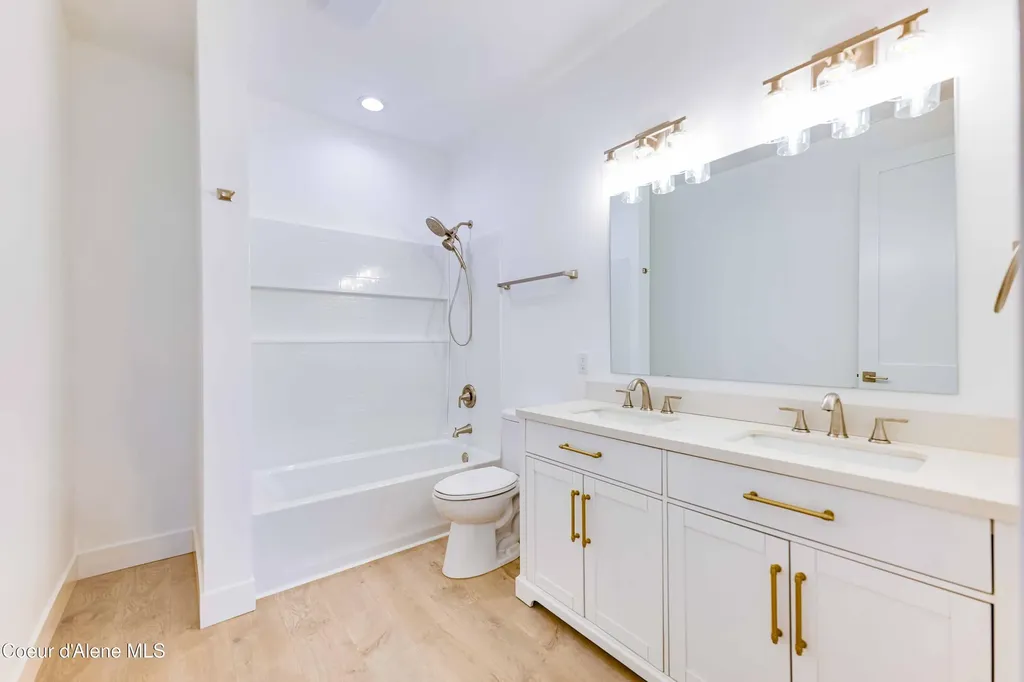 207 Palamino Court Pinehurst ID 83850