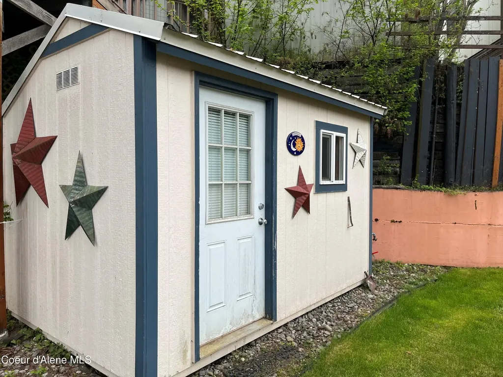 18194 E Mount Eagen Loop Bayview ID 83803