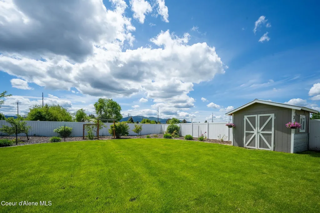 2290 E Knapp Drive Post Falls ID 83854