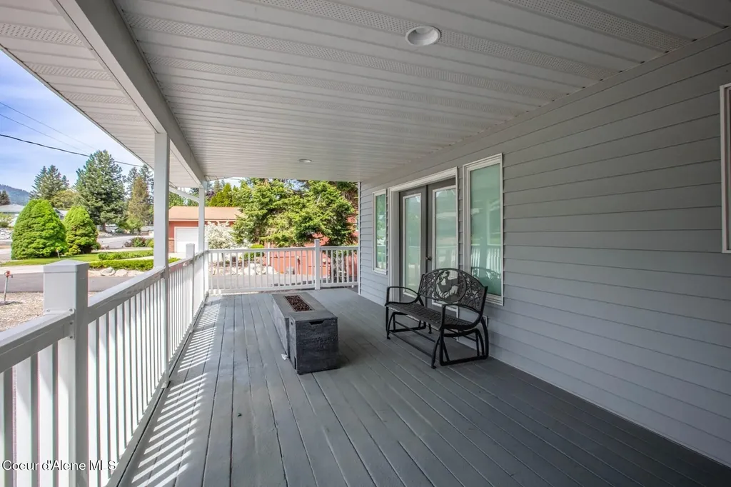 433 Campbell Point Road Laclede ID 83841