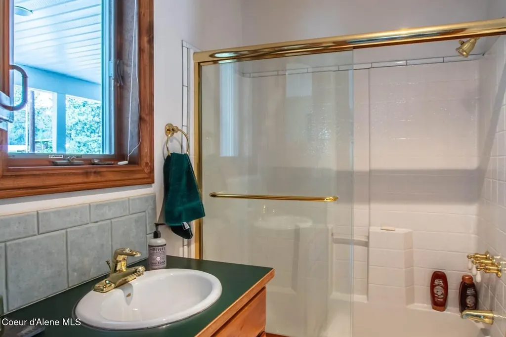 433 Campbell Point Road Laclede ID 83841