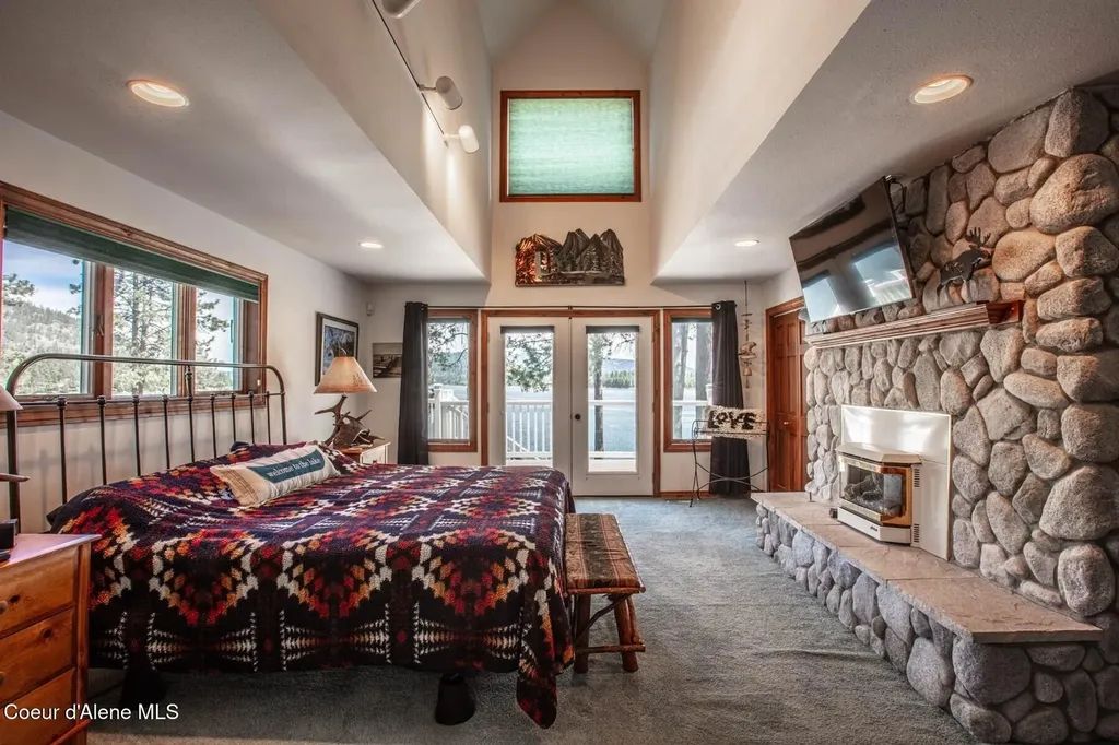 433 Campbell Point Road Laclede ID 83841